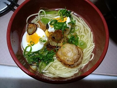 ニンニクチップ入り帆立とグリーンボールのラーメン